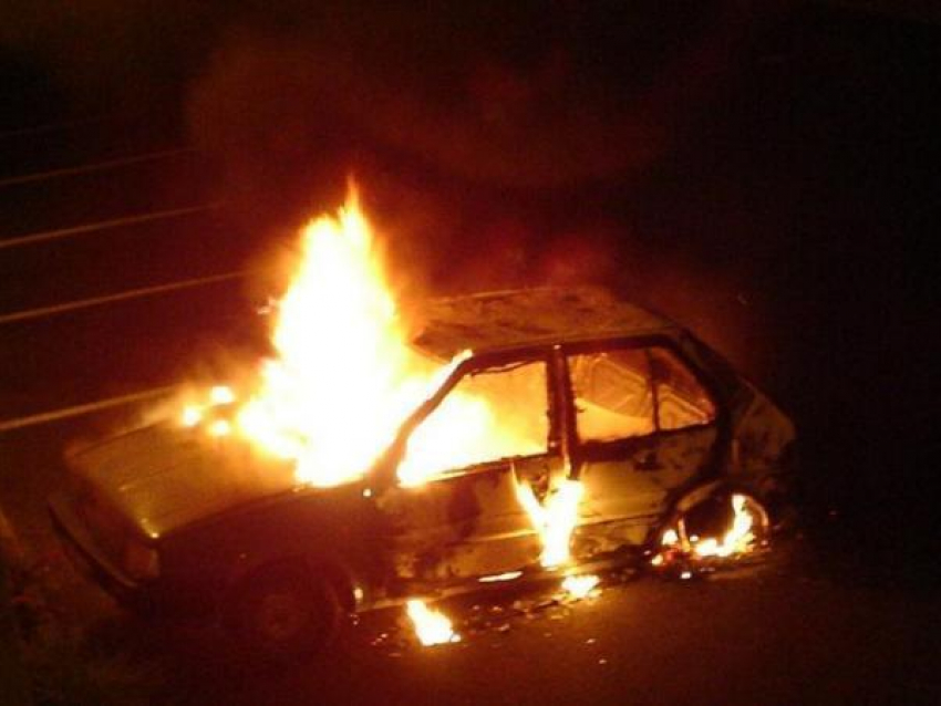В Волгограде неизвестные сожгли  Mercedes