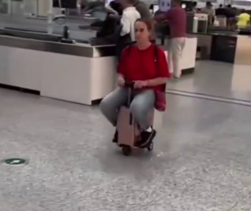 Покатушки на чемодане устроила волгоградская миллиардерша в Китае