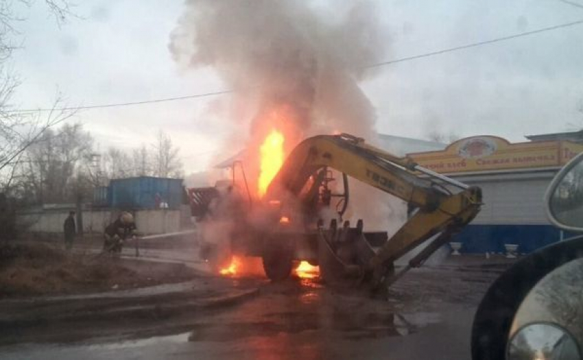 Два экскаватора сгорели под Волгоградом