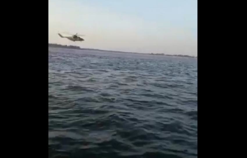 Экстремально низкий полет вертолета над рекой сняли на видео под Волгоградом