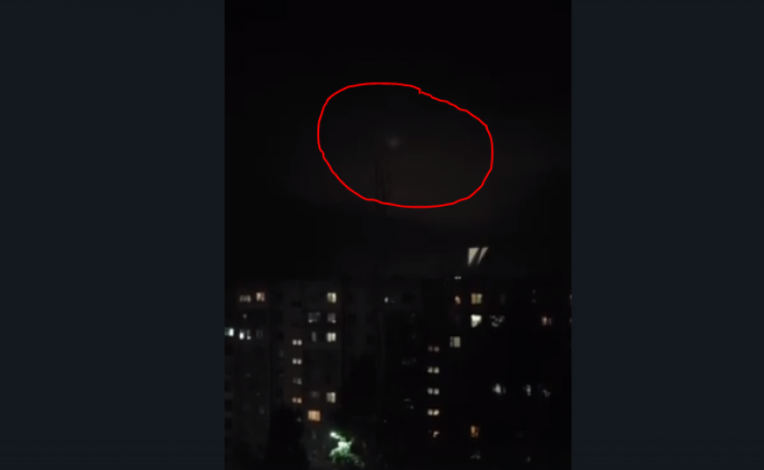 Неопознанный летающий объект заметили в ночном небе на севере Волгограда - видео