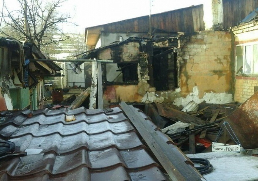 Соседи погибшей на пожаре волгоградской семьи остались без крыши и дома 