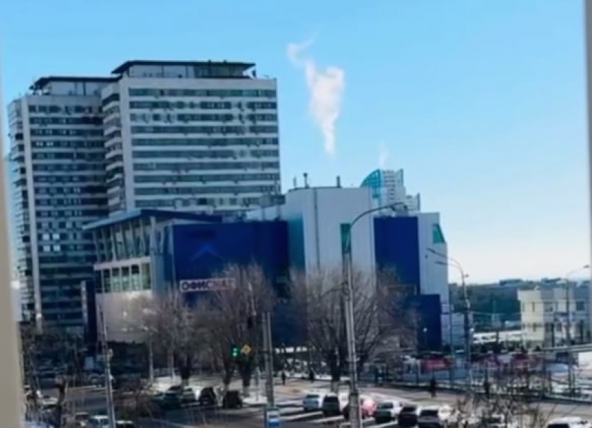 "Бахнуло 15-20 раз": звуки взрывов сняли на видео в центре Волгограда 