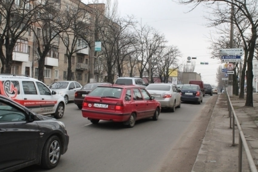 Сломанная фура парализовала движение на Второй Продольной магистрали 