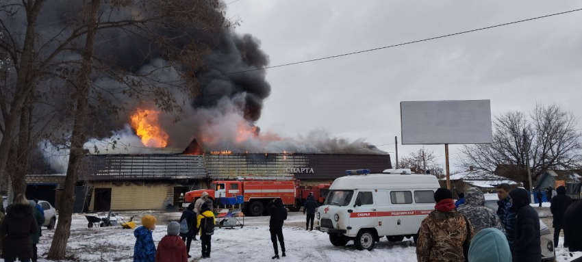 Школу эвакуировали под Волгоградом из-за крупного пожара 