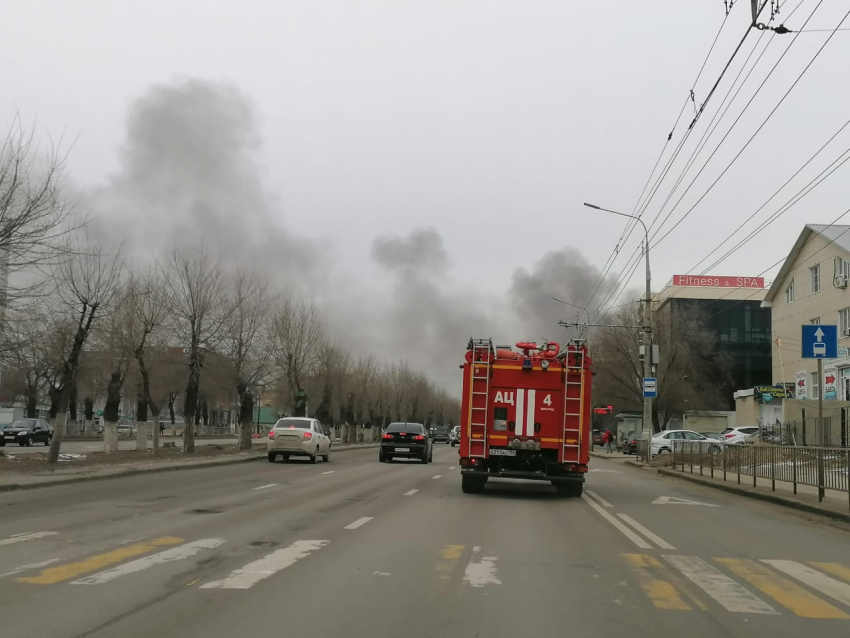 Горят торговые павильоны: подробности пожара на Качинском рынке в Волгограде
