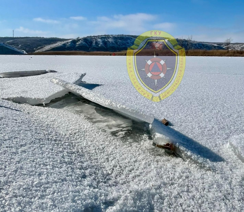 Волгоградский рыбак провалился под лед во время поисков автомобиля