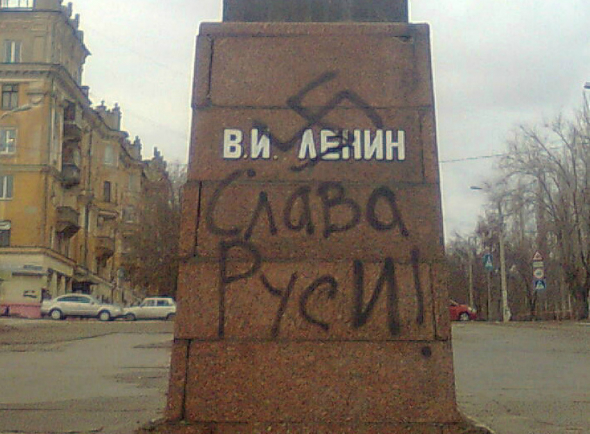 В Волгограде вандалы свастикой осквернили памятник Ленину