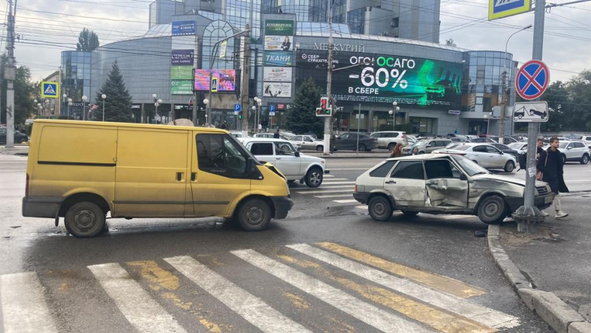 «Водитель выехал на «красный»: в аварии в Волгограде пострадала юная пассажирка