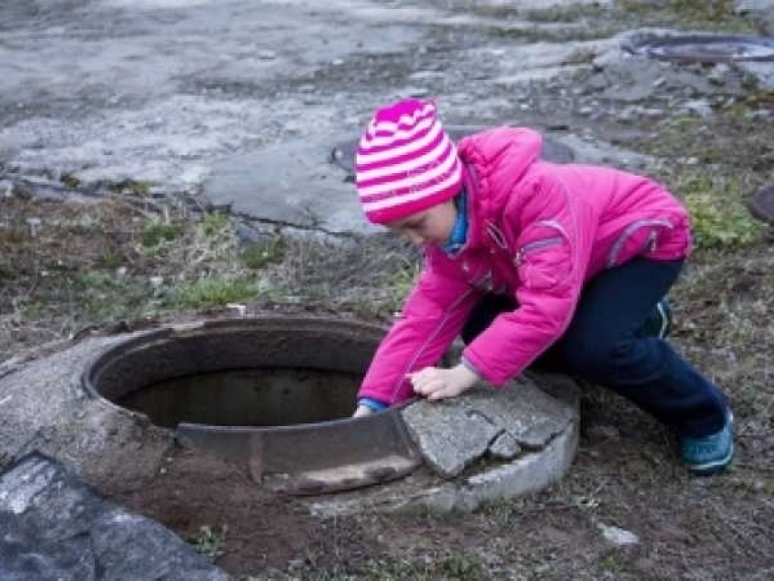 Горячая линия по открытым люкам заработала в Волгограде