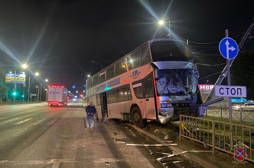 Треш-авария с двухэтажным автобусом в Волгограда попала на видео