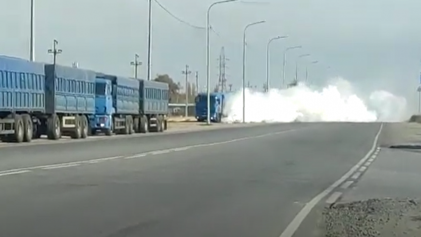 Зерновоз на видео устроил тотальную дымовую завесу на оживленной магистрали Волгограда