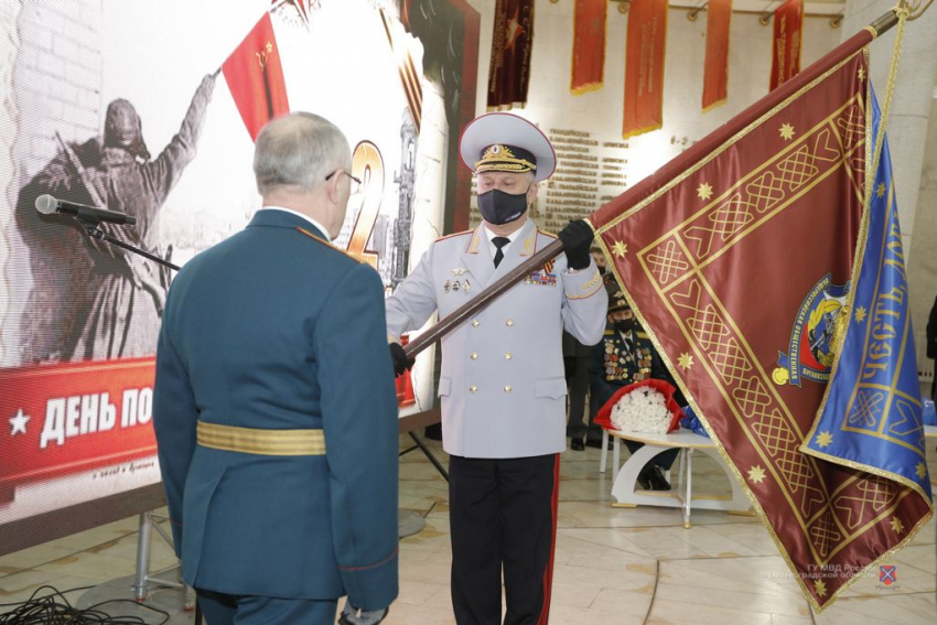 Генерал-лейтенант полиции Александр Кравченко вручил знамя Совету ветеранов ОВД и внутренних войск 
