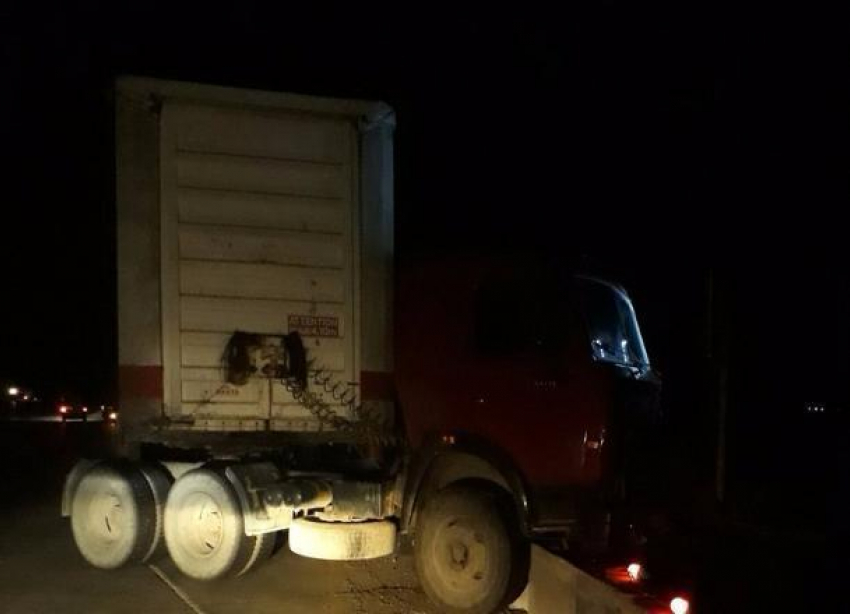 На трассе под Волгоградом КАМАЗ протаранил легковушку и ограждение