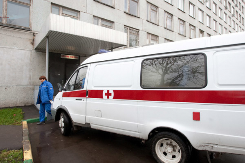 В Волгограде по вине автоледи опрокинулся Renault: четверо в больнице