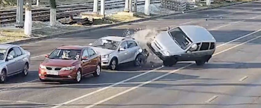 Ослепленный солнцем водитель влетел в стоящие на светофоре авто в Волгограде: видео