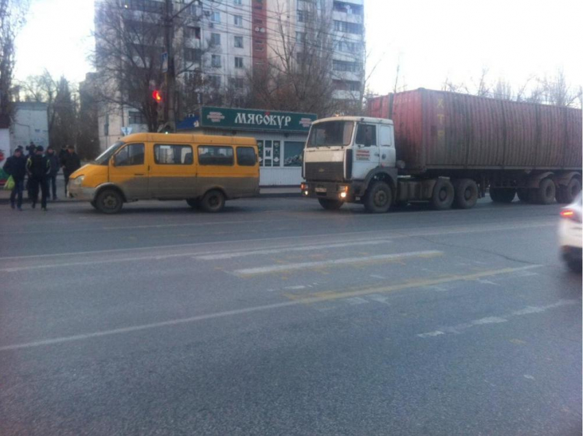 На севере Волгограда в ДТП ГАЗели и маршрутки пострадал пешеход