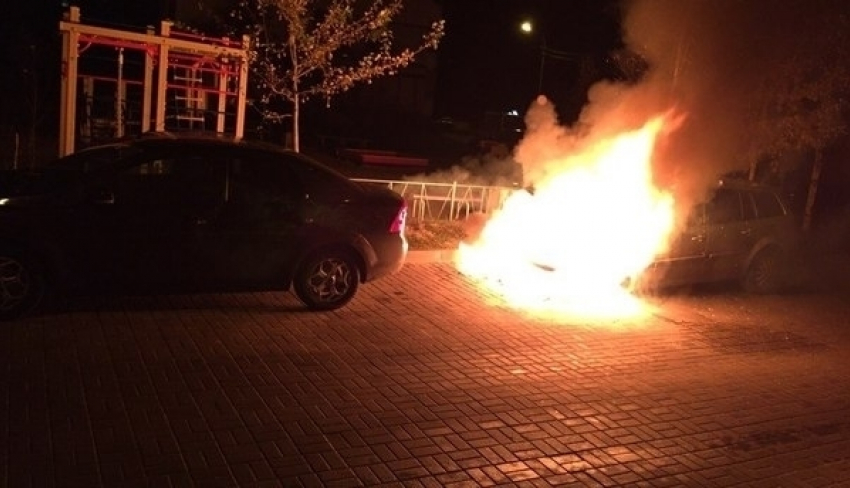 8-летний Renault Logan в считаные минуты сгорел дотла под Волгоградом 