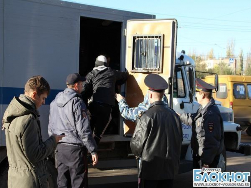 Волгоградцев, участвовавших в митинге погрузили в автозак