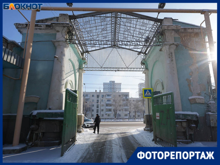 Сюда бы водить экскурсии: уникальные ворота-памятник рассыпаются в центре Волгограда