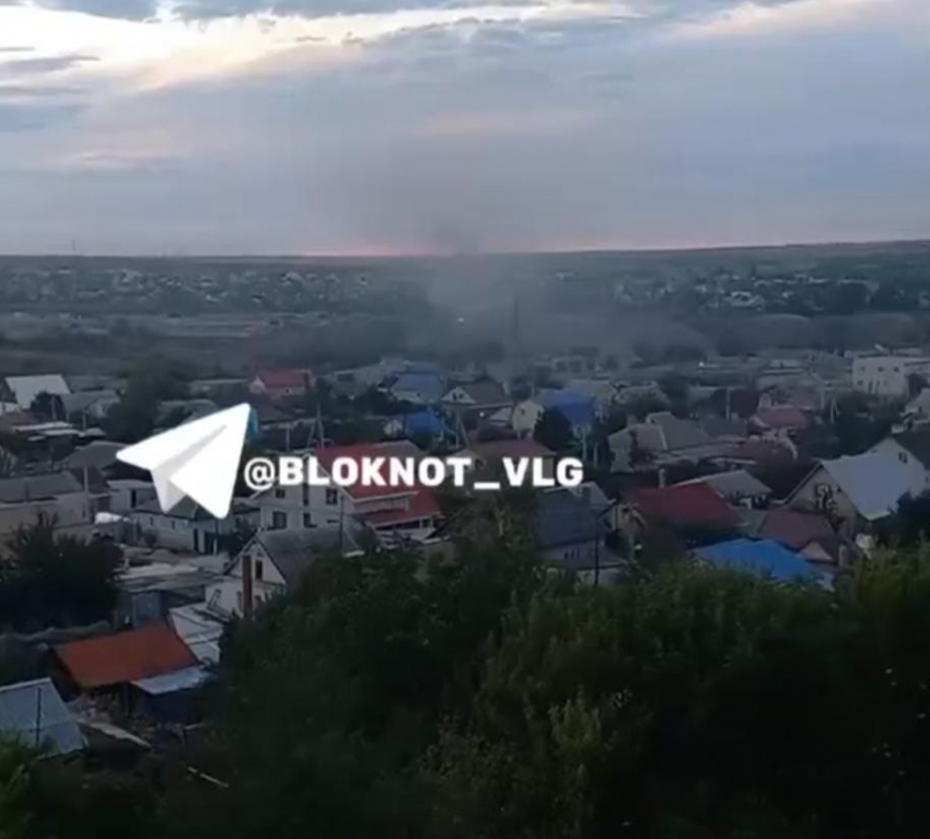 На севере Волгограда загорелся овраг рядом с гаражами