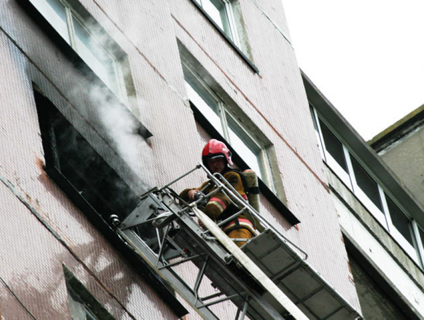 Пожарные эвакуировали 10 человек из горящей ночью многоэтажки в Волжском