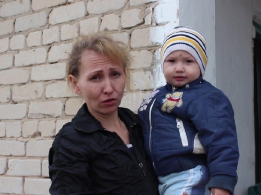 Под Волгоградом многодетная семья погорельцев уже месяц выживает в разрушенной школе