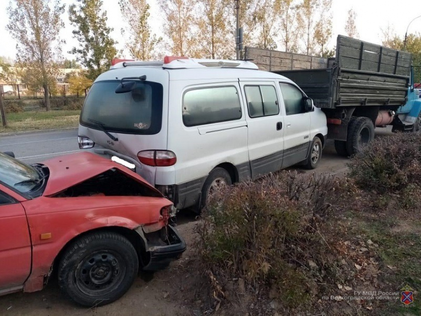 Недоброе утро: в Волжском пожилой водитель на Toyota протаранил припаркованную иномарку
