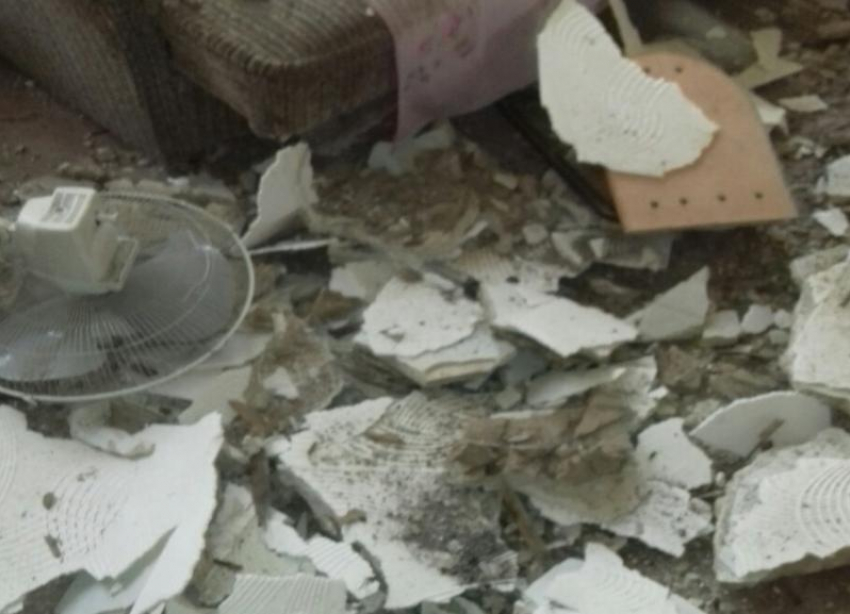 Потолок рухнул в жилом доме времен ВОВ в Краснооктябрьском районе Волгограда