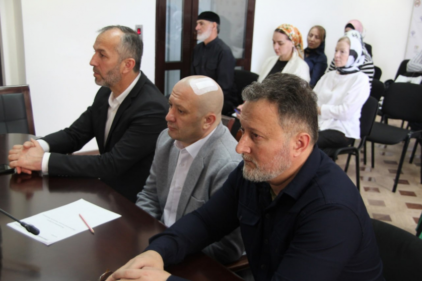 «Отрубить руки по локоть»: общественная палата Чечни собралась на экстренное заседание из-за сожжения Корана в Волгограде