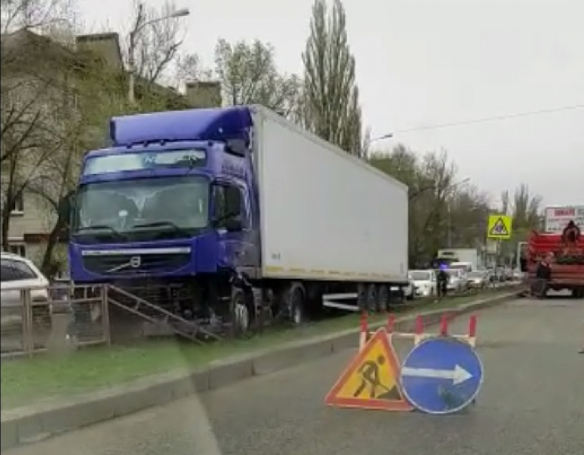 Дальнобойщик на Volvo протаранил 10 метров ограждения на юге Волгограда: госпитализирован с сердечным приступом
