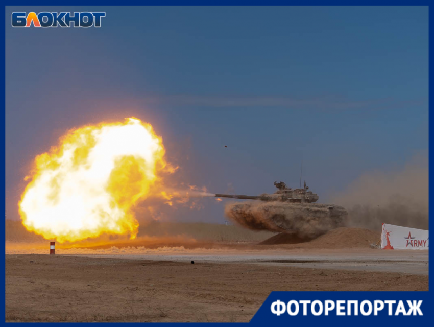 Полет танка снял фотограф на форуме «Армия-2021» под Волгоградом