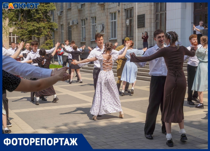 Массовый вальс Победы станцевали в центре Волгограда перед ливнем