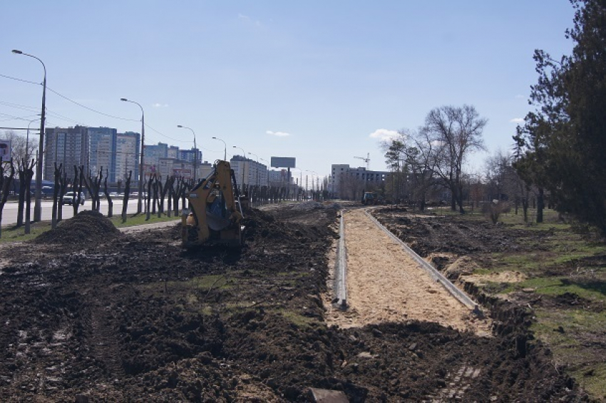 На Аллее России у Мамаева кургана начали строить пешеходные дорожки