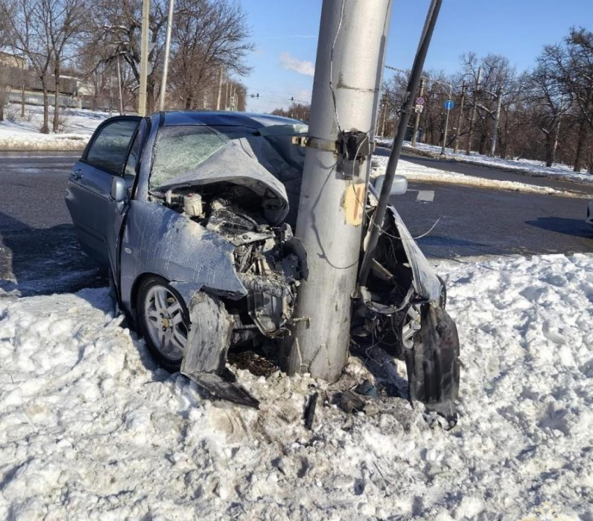 Водитель Suzuki «намотался» на столб под Волгоградом 
