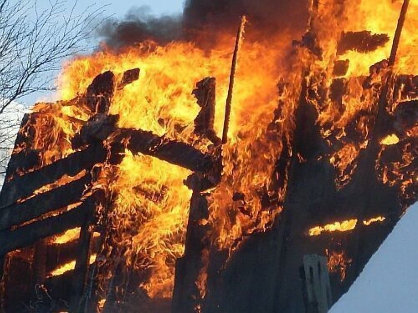 Житель Волгограда заживо сгорел в деревянном доме