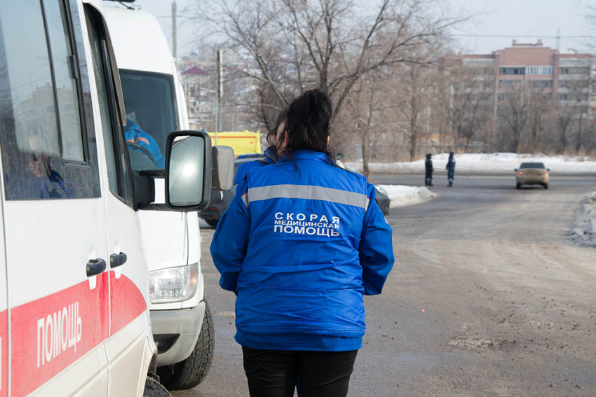 Девушка-водитель влетела в забор на ВАЗ-2115 в Волгограде: 3-летняя и 7-летний дети в больнице