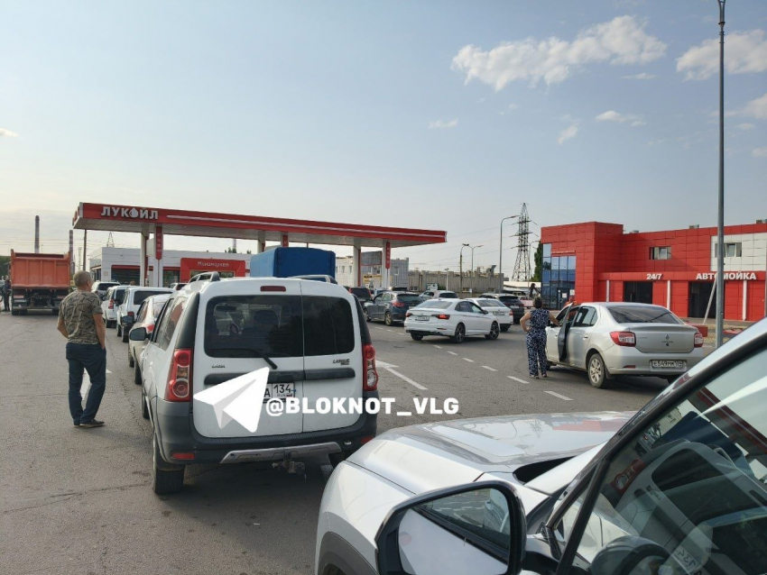 Полукилометровая очередь на АЗС в 5 утра попала на видео в Волгограде 