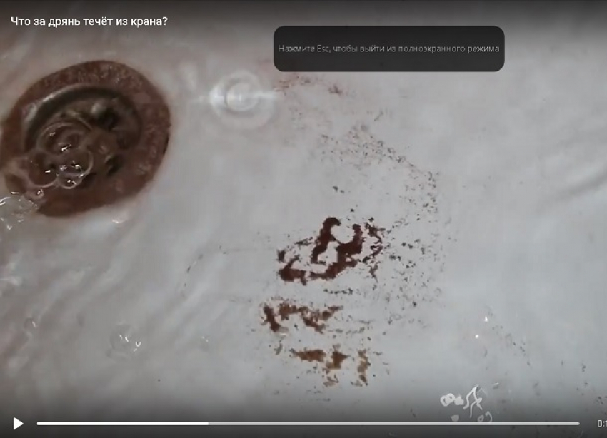 По утрам желтая вода с черной примесью «радует» жителей юга Волгограда 