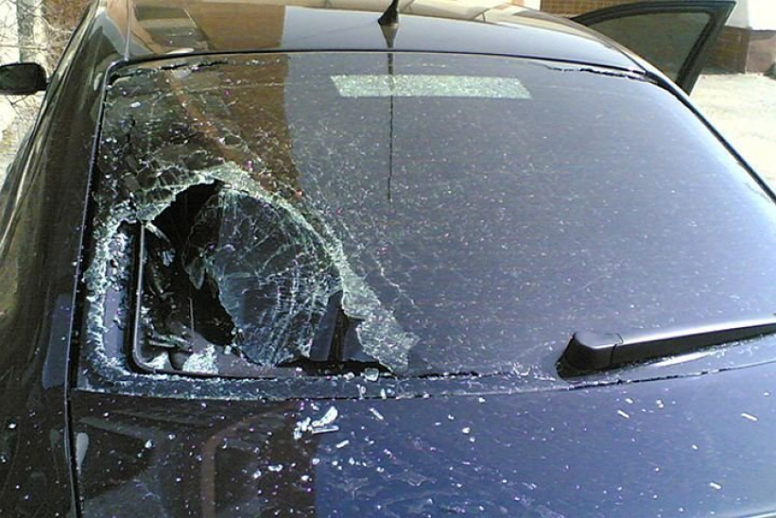 Женщина прорубила топором лобовое стекло в иномарке обидчика под Волгоградом 