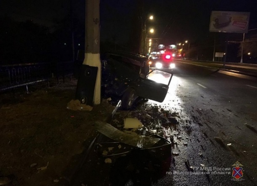 Дерзкий водитель протаранил фонарный столб на западе Волгограда: есть пострадавший