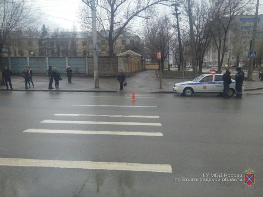 В Волгограде лихач на Volkswagen Touareg сбил девушку на «зебре»