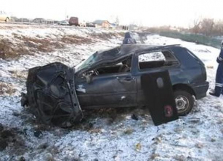 Пассажирка пострадала, перевернувшись на Volkswagen под Волгоградом 