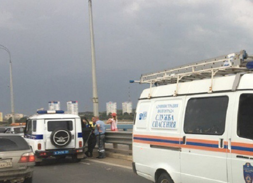 В Волгограде спасатели и полицейские уговорили мужчину не нырять с танцующего моста