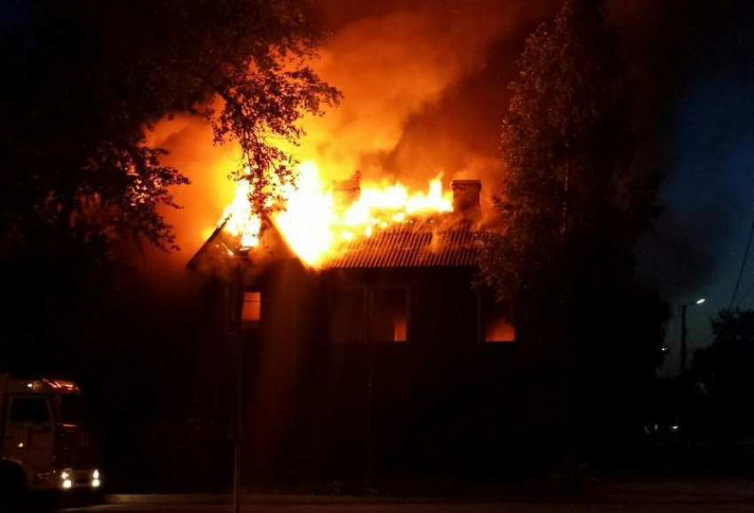 Два человека заживо сгорели в своем доме под Волгоградом