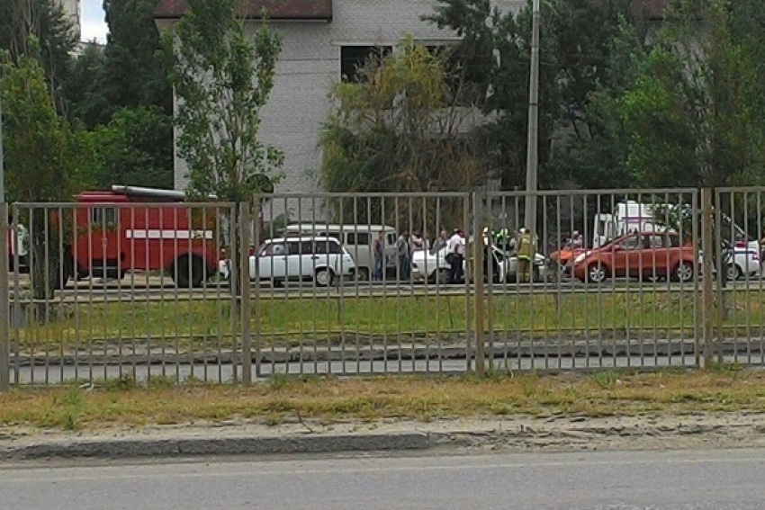 В Волгограде Mercedes протаранил столб: 1 погиб, 1 пострадал