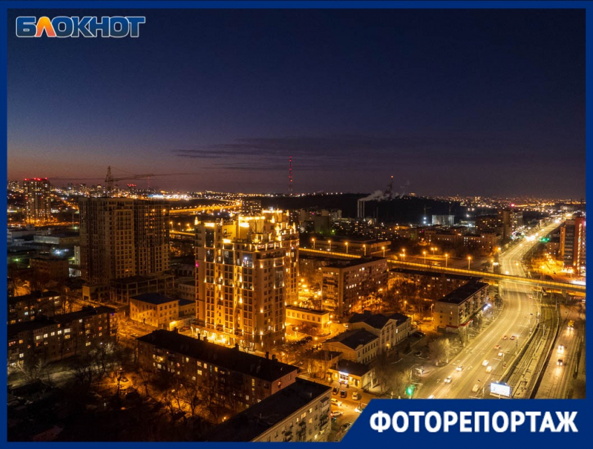 Завораживающий ночной Волгоград с высоты птичьего полета заснял фотограф