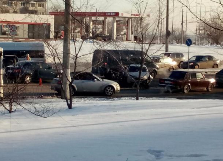 ДТП парализовало движение на Второй Продольной в Волгограде 