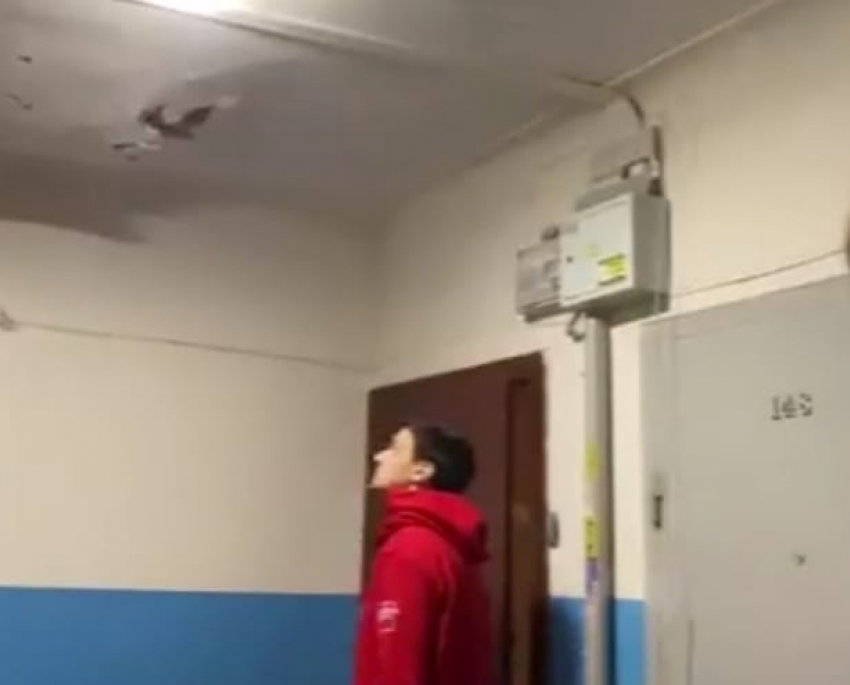 Чинили трубы, а сломали крышу: в Волгограде после капремонта рассыпаются дома