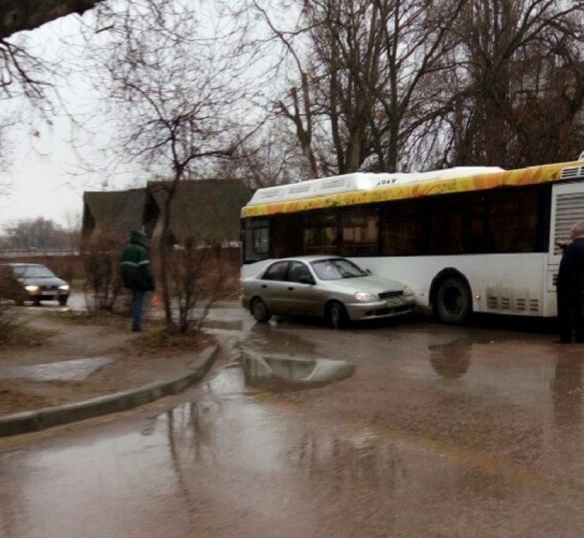 Автобус «Питеравто» попал в ДТП на Тулака в Волгограде